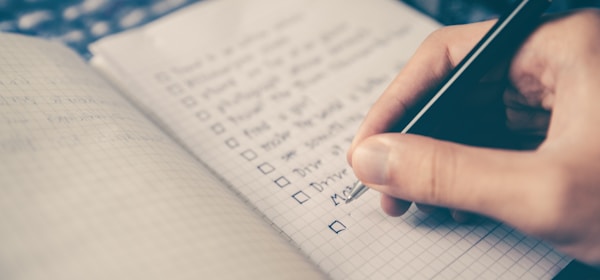 Caderno com checklist de rotina de estudos